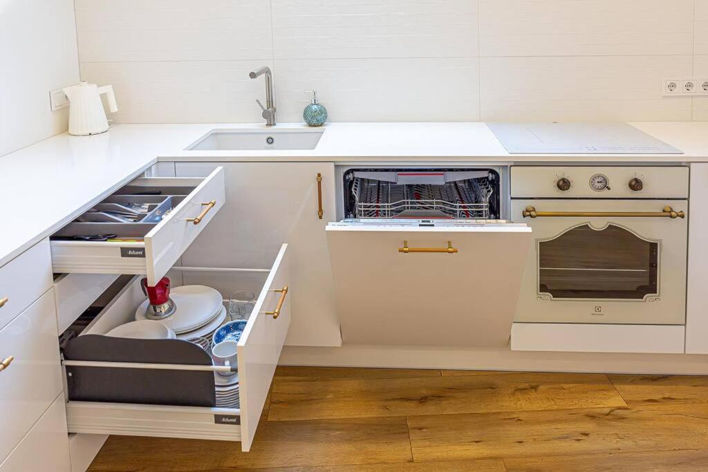 Sky Apartment With Free Parking And Balcony & Ac كاوناس المظهر الخارجي الصورة